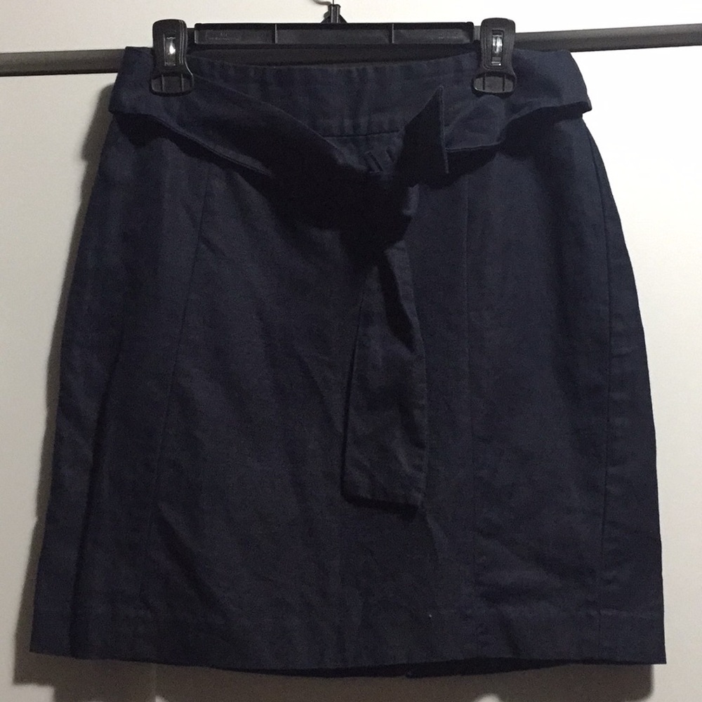 Banana republic navy skirt tie front. Size 6